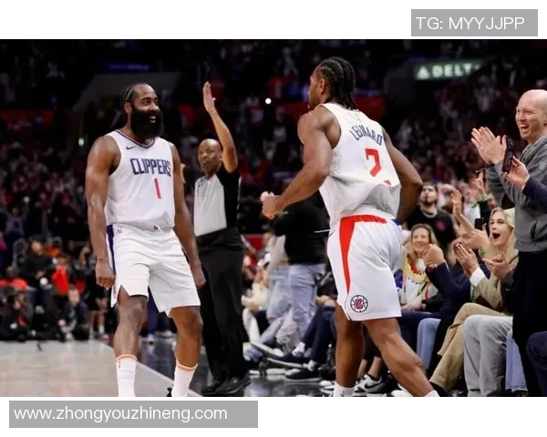 快船与独行侠激战正酣双方球员拼尽全力争夺胜利